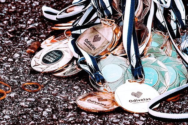 What are the characteristics of a quality custom medal supplier?